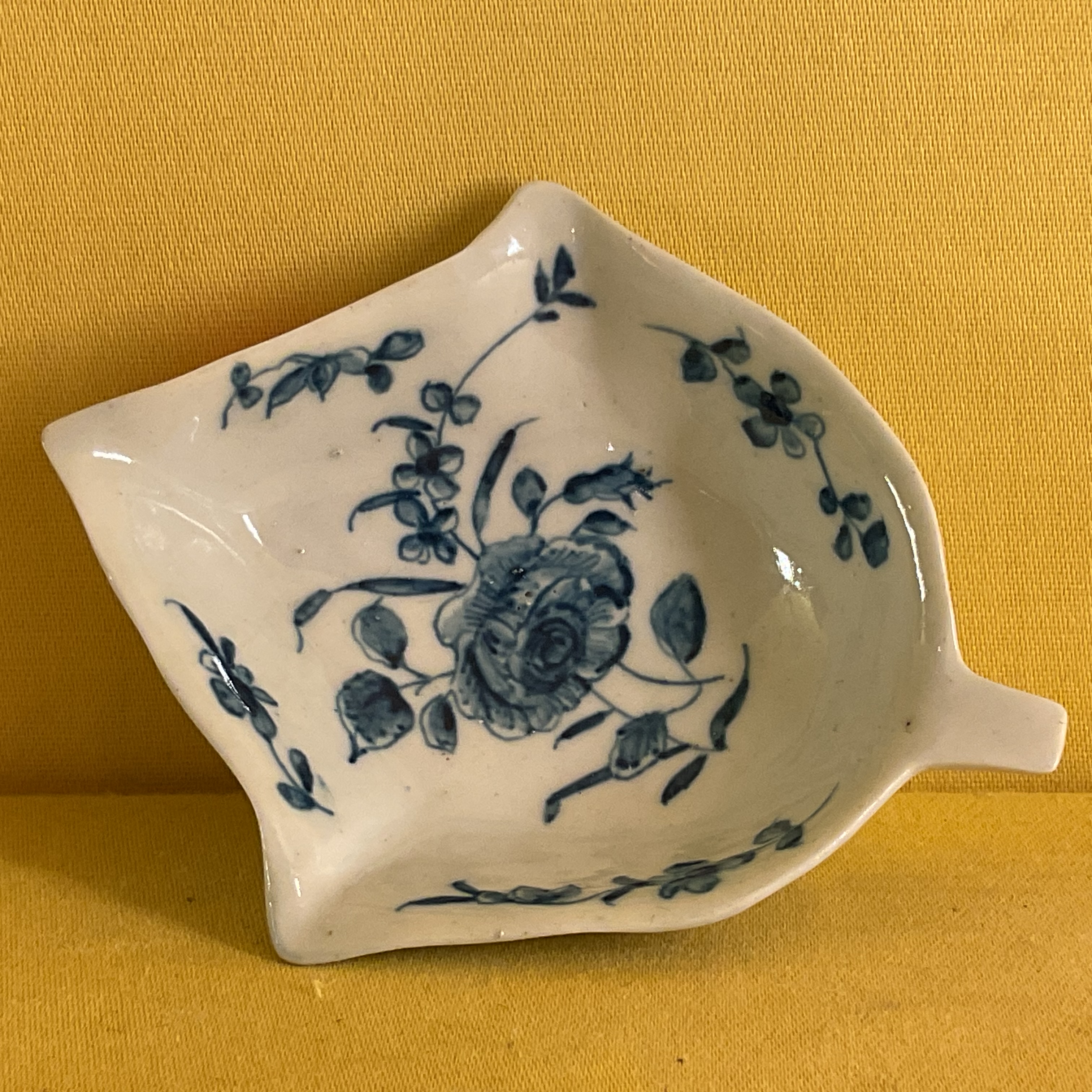A Worcester pickle dish 