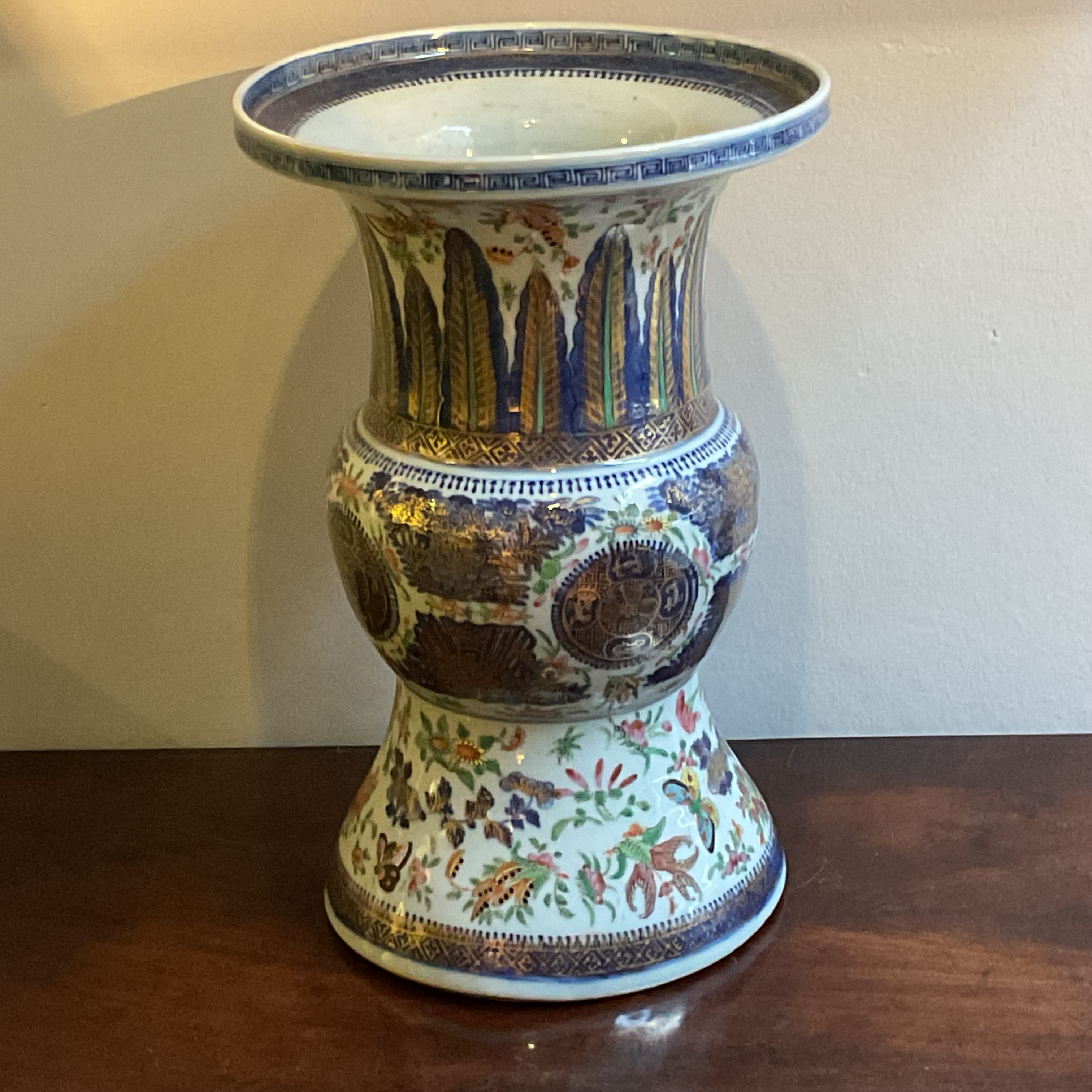 A Chinese Export Fitzhugh pattern vase 