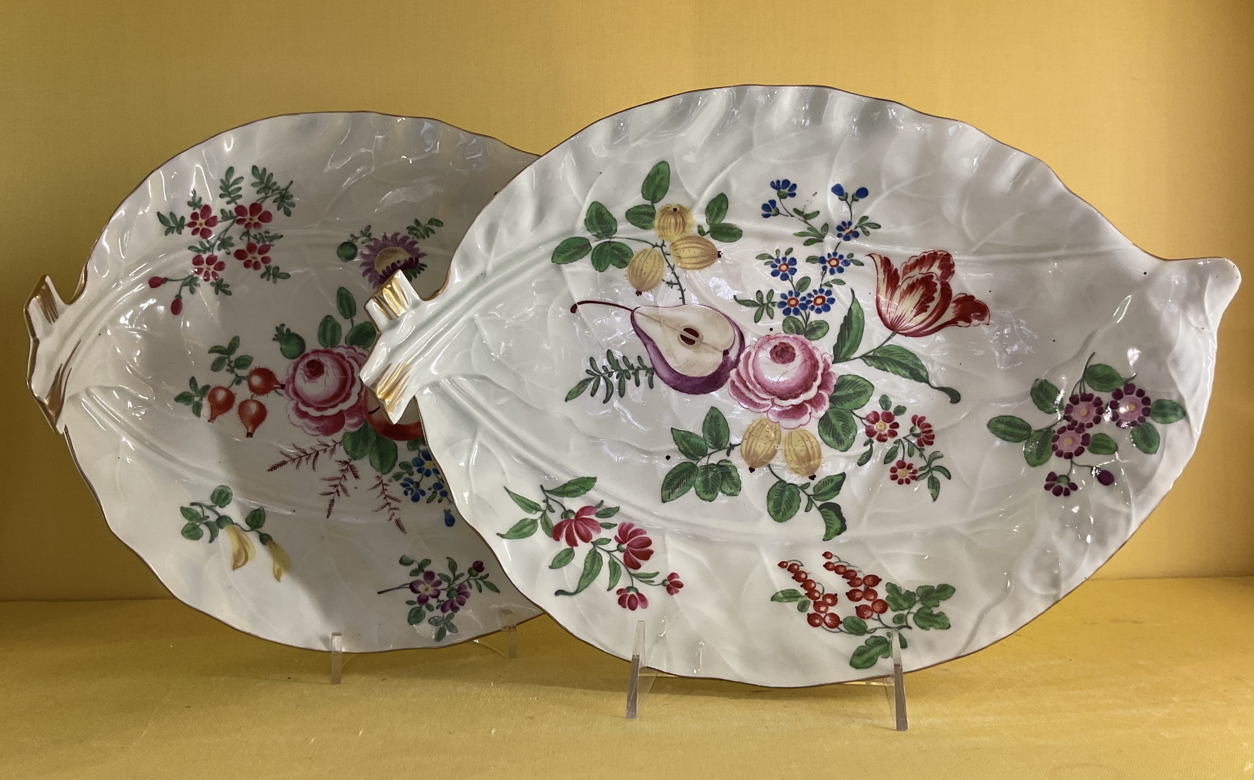 A good pair of Worcester leaf shaped large dishes 