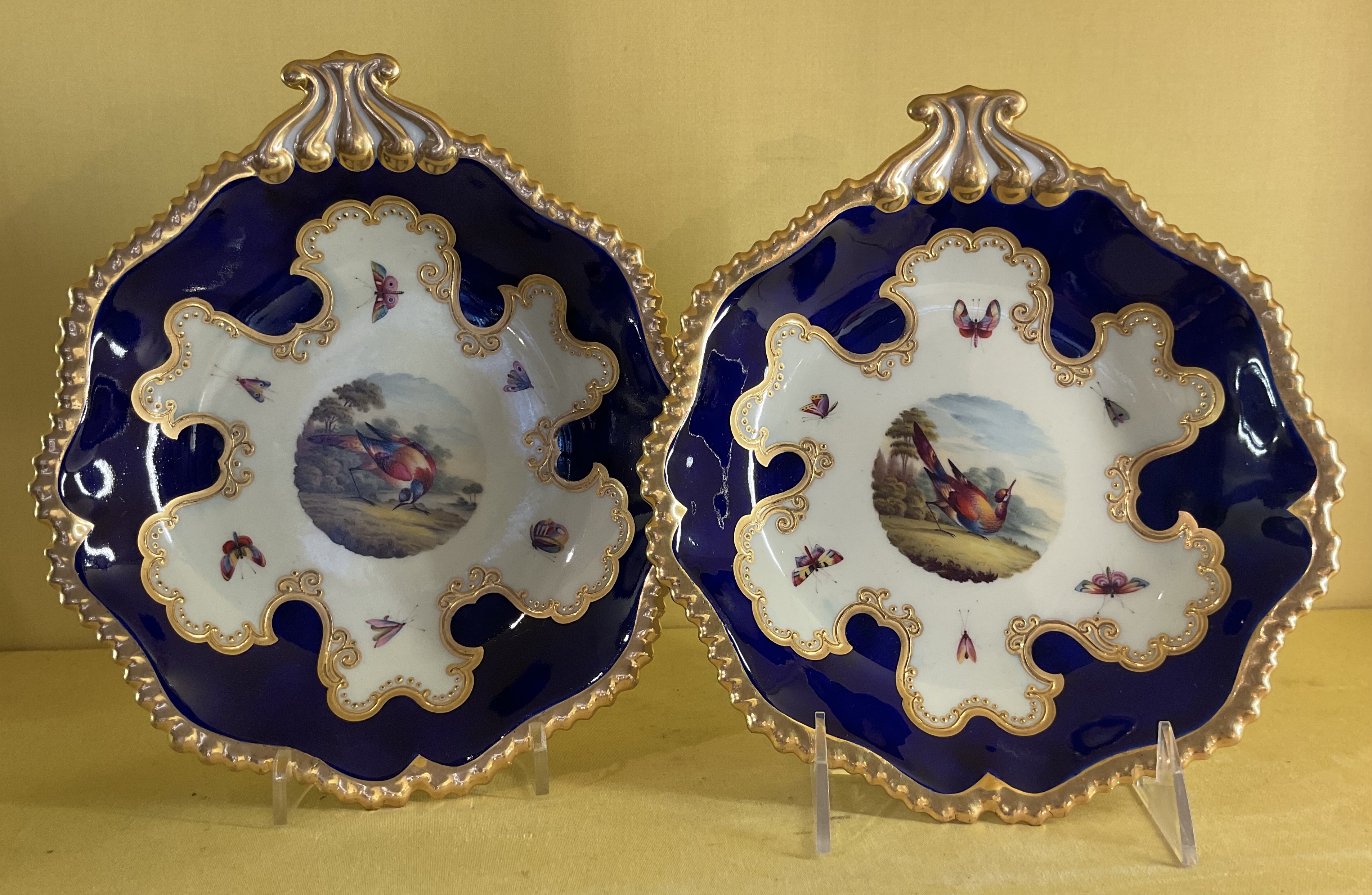 A fine pair of Flight, Barr and Barr Worcester shell shaped dishes 
