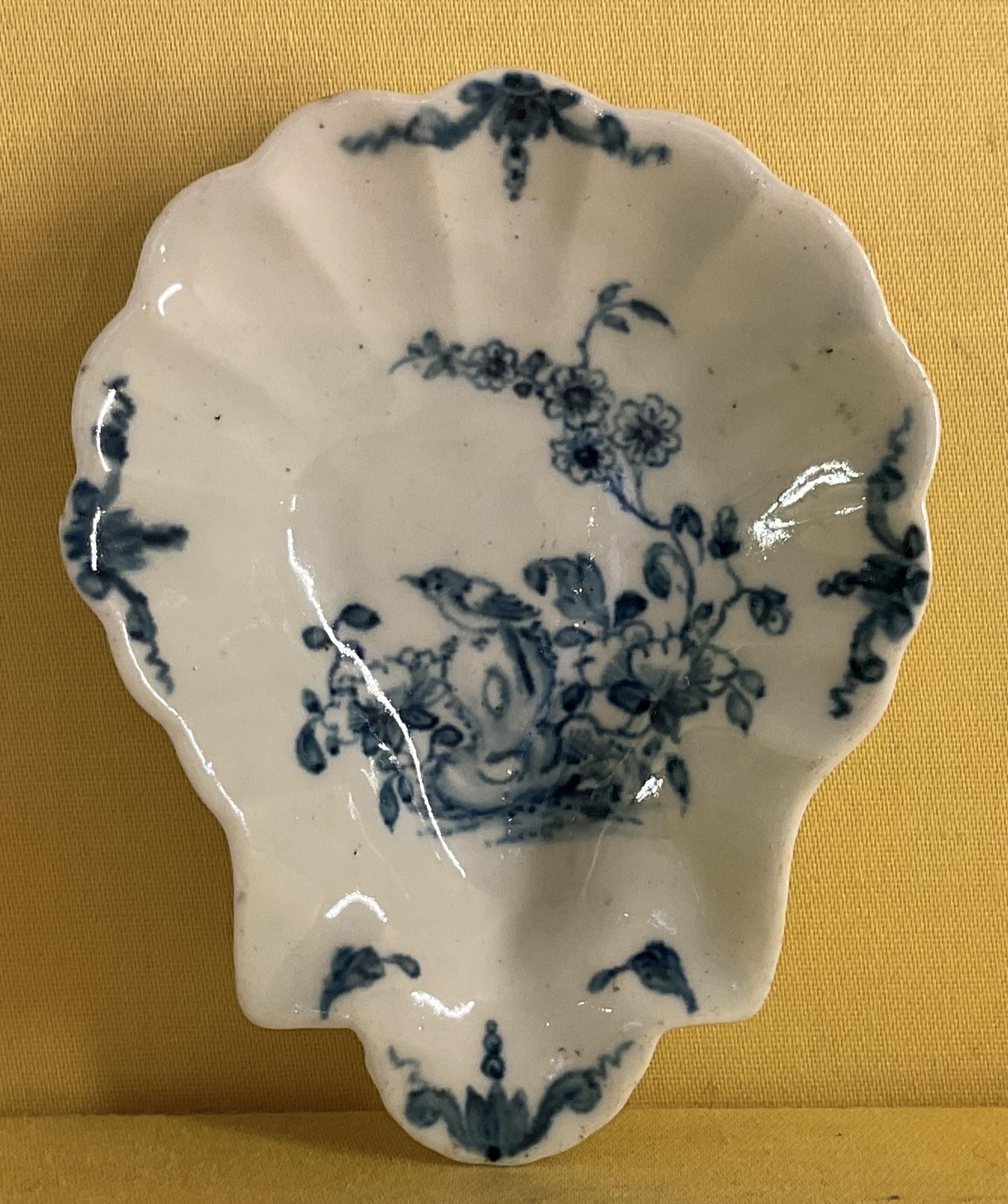A Worcester shell shaped pickle dish 