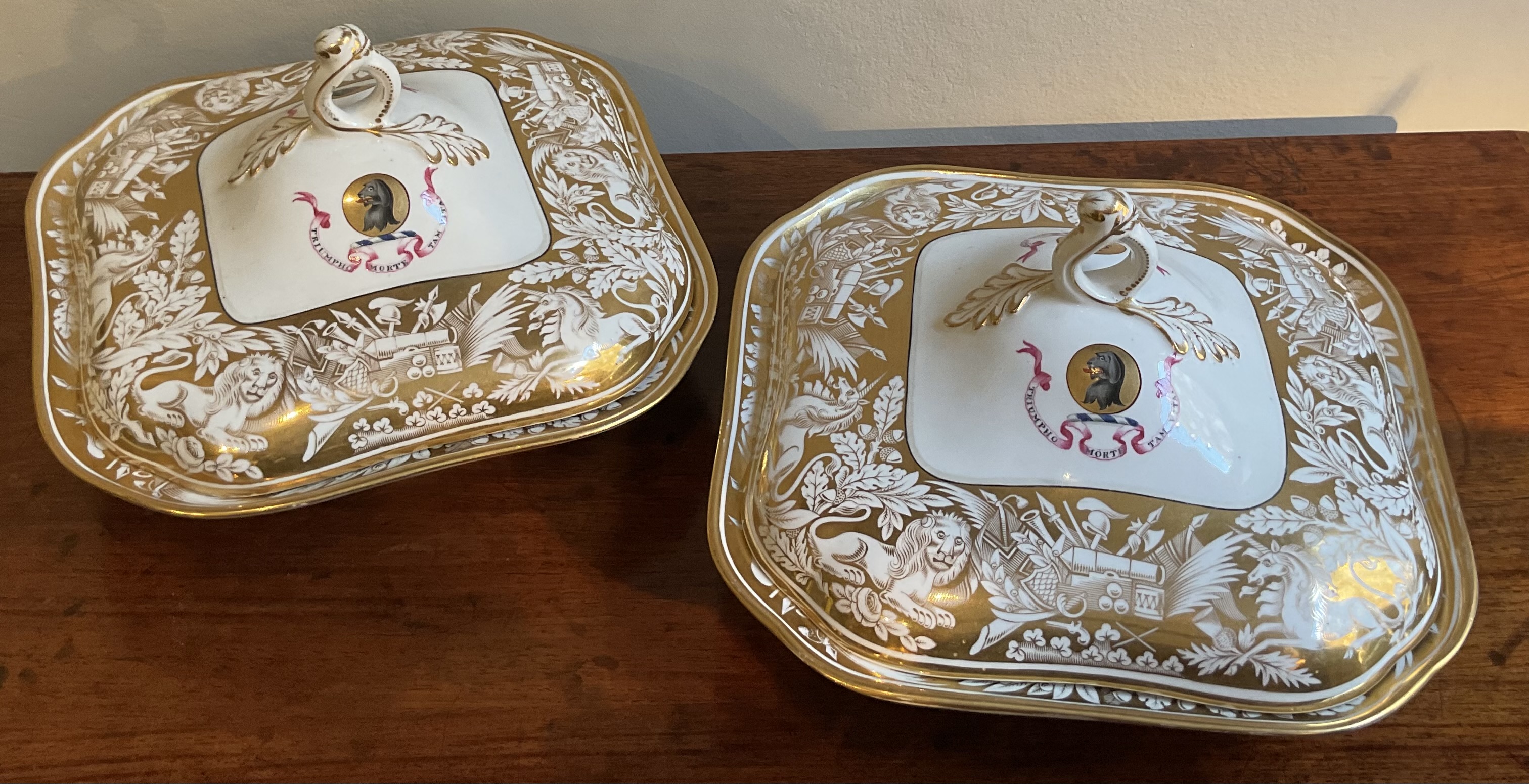 A very fine pair of Chamberlain’s Worcester vegetable dishes and covers 