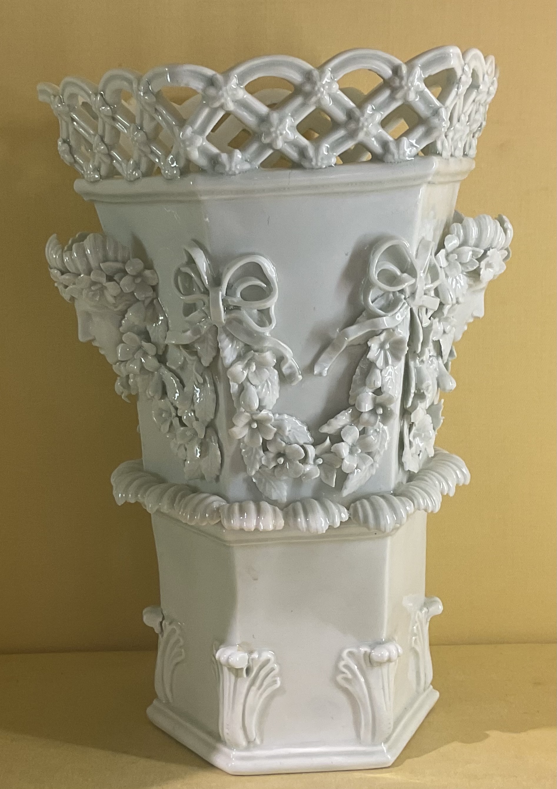 A rare Worcester hexagonal ‘frill’ vase 