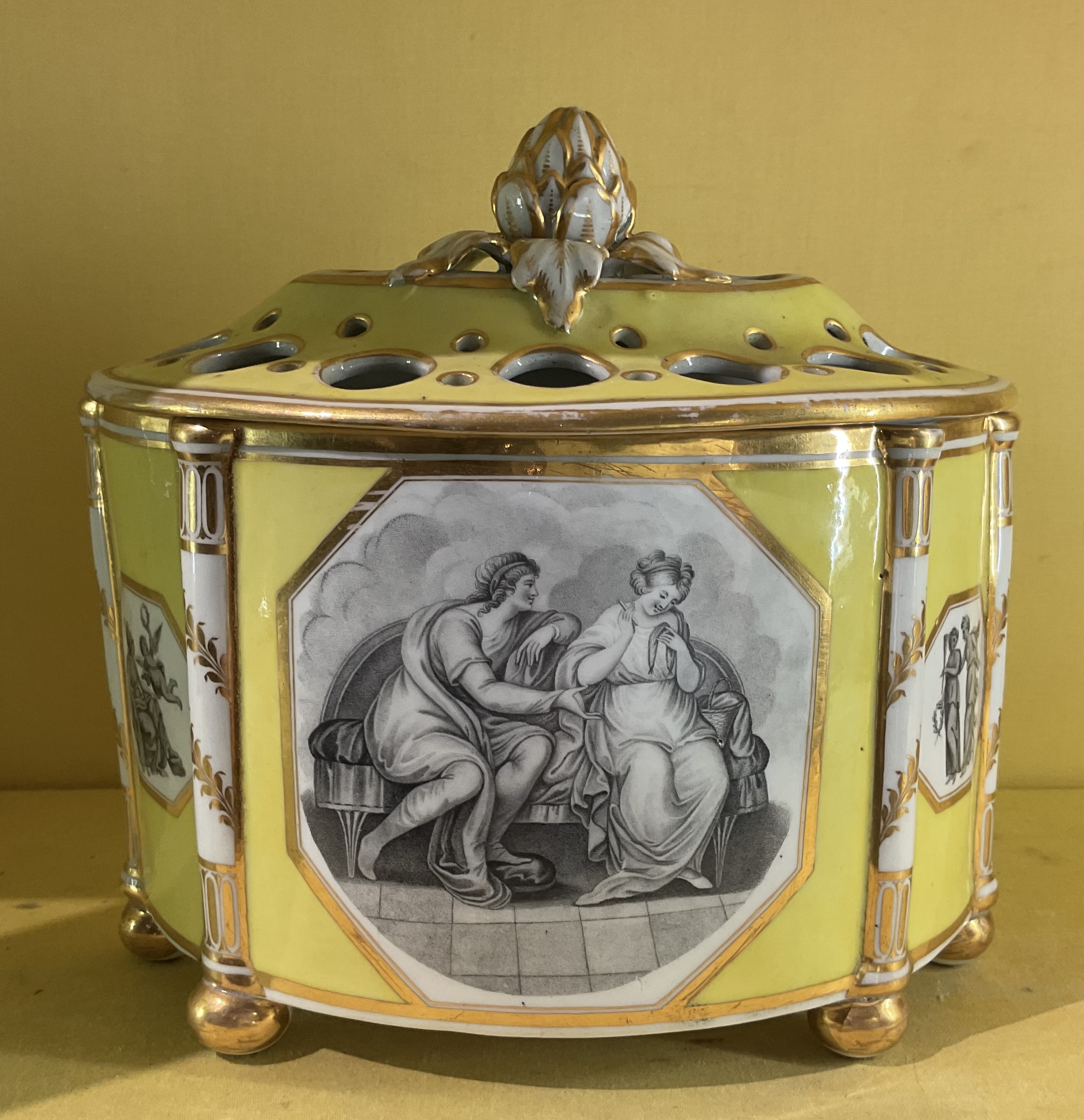 A Chamberlain’s Worcester bough pot and cover 