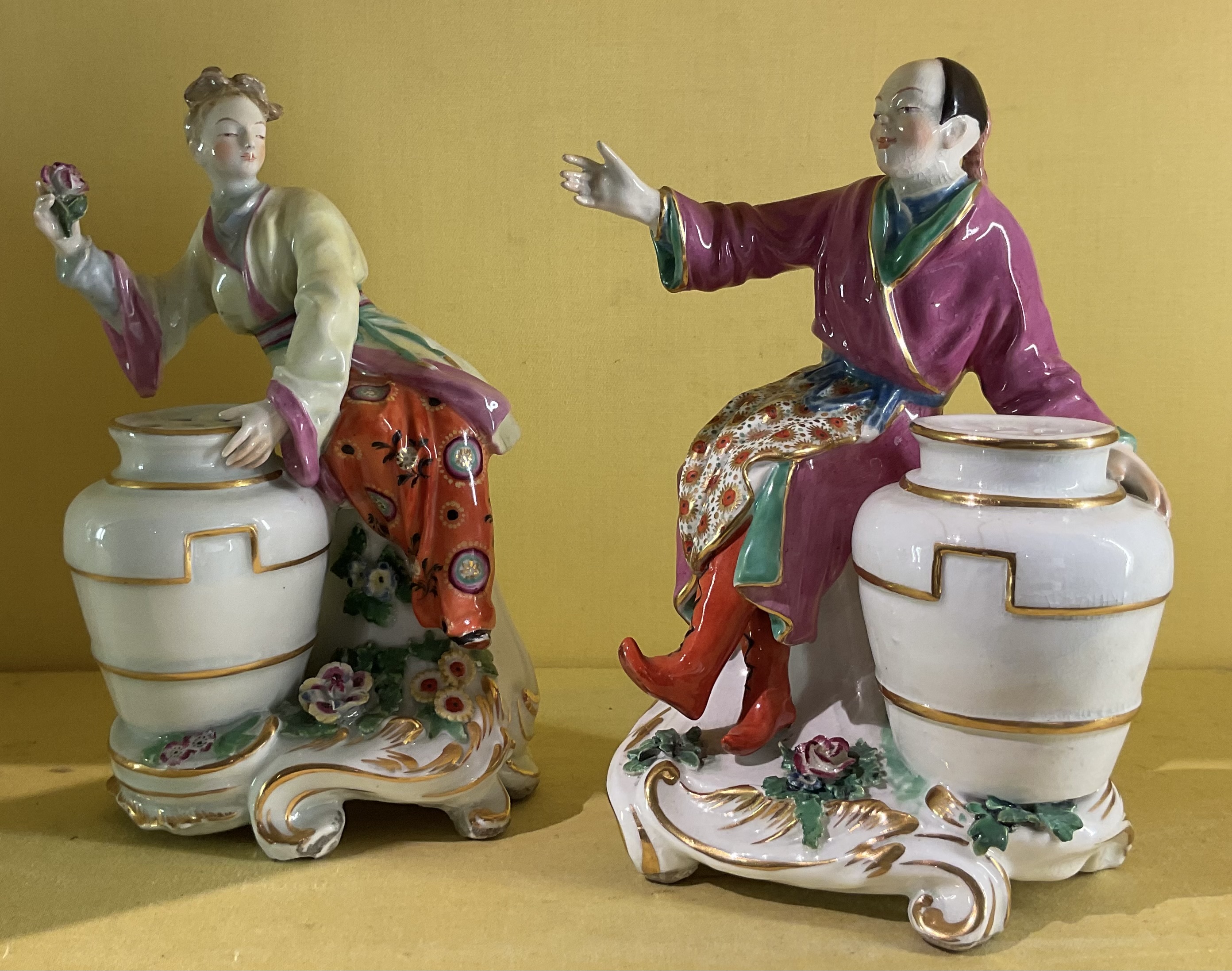 A pair of Chelsea models of Chinese figures 