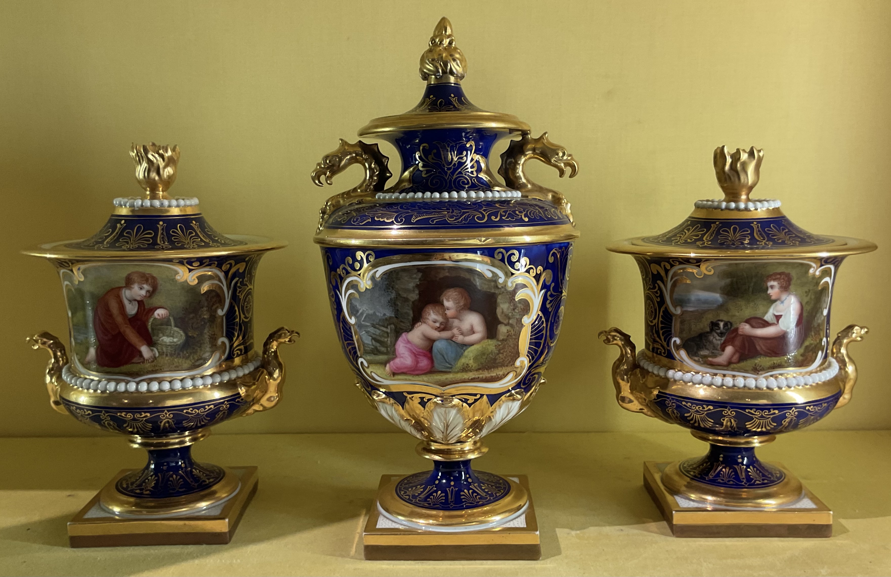 A Flight, Barr and Barr Worcester garniture 